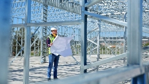 Fabrikplanung ist ein Projekt, das bei vielen Unternehmen sehr hemdsärmlig angegangen wird. Fehlende Kapazitäten und unzuverlässige Bauunternehmer führen aber oft zu Problemen.