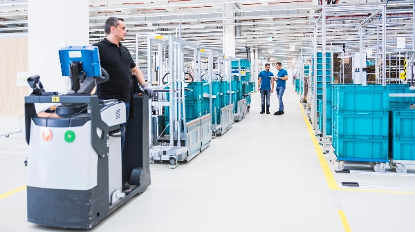 Kanban in der Logistik in einer schlanken Produktion, ist of theoretisch realisiert, aber in der Praxis gibt es viele Probleme bei der Umsetzung