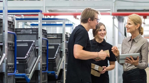 Kanban in der Produktion ist eine Methode zur Produktionssteuerung und Logistikprozesssteuerung, die sich am Verbrauch der Materialien orientiert, daher wird Kanban als Verbrauchssteuerung bezeichnet.